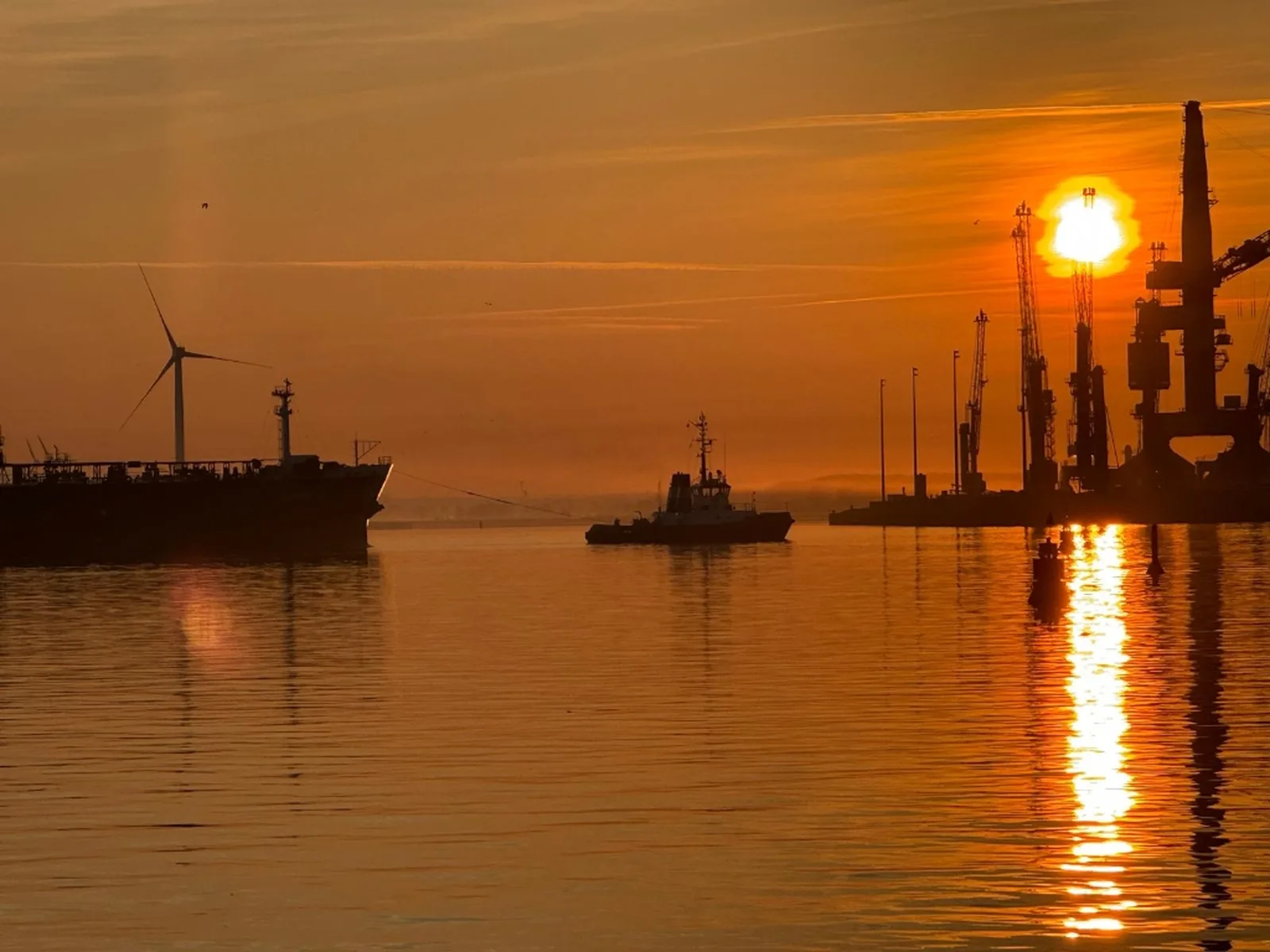 Hafen von Cuxhaven bei Sonnenuntergang
